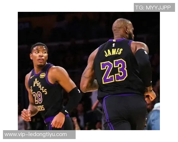 老詹赛季首秀助攻12次投射传球轻松自如能打到45岁吗