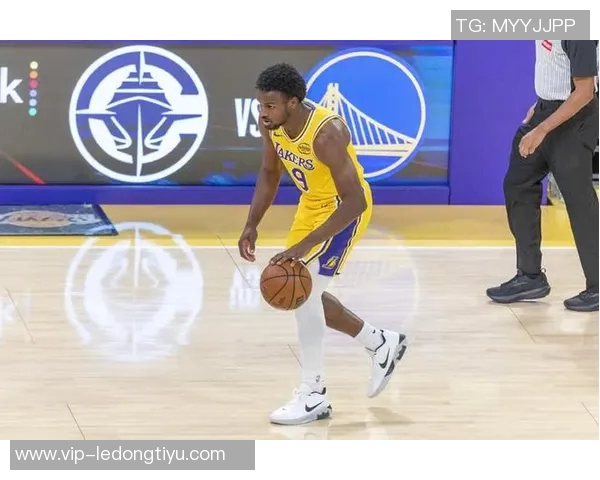 夸梅质疑布朗尼场上表现称心脏恢复但跑位意识存疑 夸梅质疑布朗尼场上表现称心脏恢复但跑位意识存疑