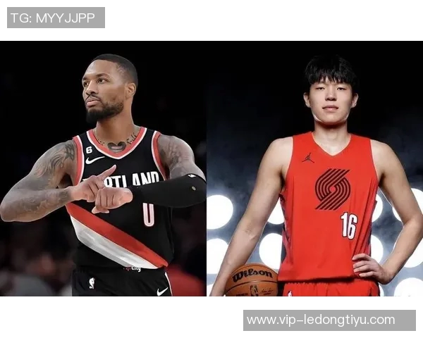 全员集结开拓者发布球队签名明信片利拉德与杨瀚森亲笔签名亮相