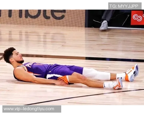 布克半场展现得分能力9投4中贡献14分2板5助表现抢眼